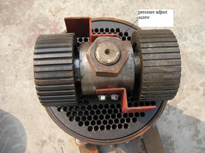 location between roller and flat die